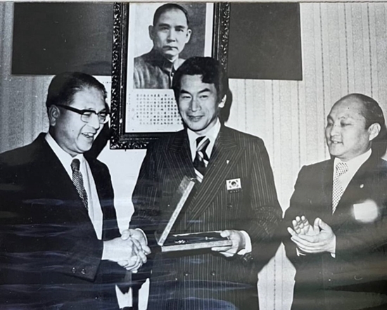 고(故) 길기상 박사(가운데)가 대만 수교 중 관계자들과 악수를 하고 있다.