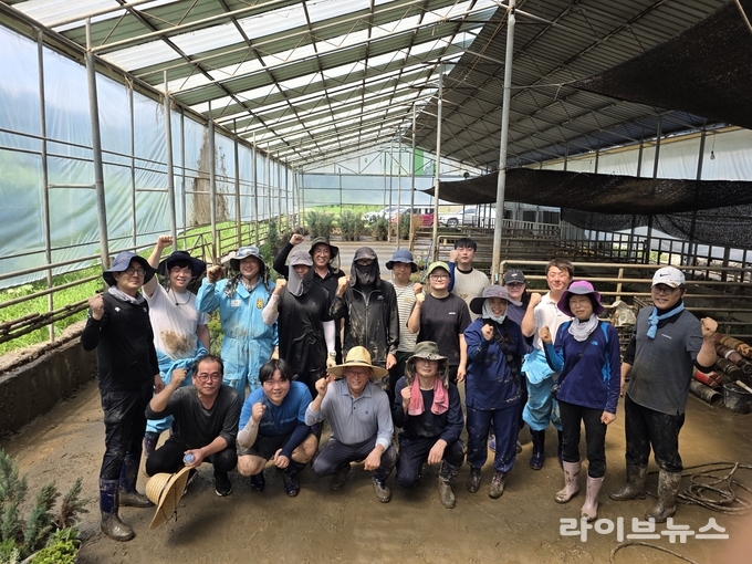 가축위생방역지원본부는 7월 22일 ~ 8월 8일까지 18일간 특별재난지역을 중심으로 집중호우로 피해를 입은 전국의 가구에 대해 피해 복구 지원 봉사활동을 실시했다.