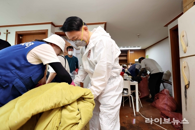 김찬진 인천동구청장이 저장강박이 의심되는 만석동 한 가구를 대상으로 청소를 진행하고 있다.(사진=인천동구)