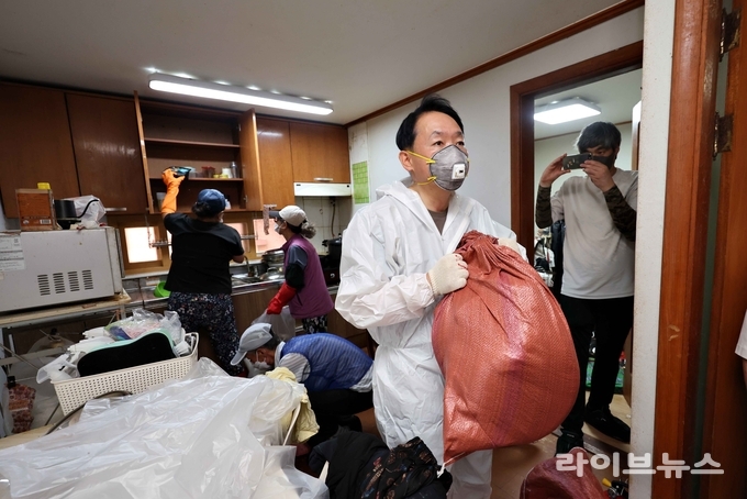 김찬진 인천동구청장이 저장강박이 의심되는 만석동 한 가구를 대상으로 청소를 진행하고 있다.(사진=인천동구)