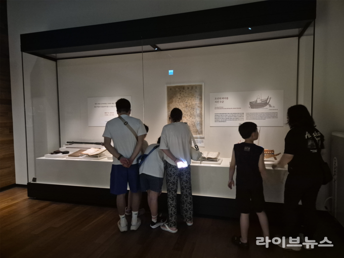 휴가철 박물관을 찾은 관람객들이 해양교류사실을 관람하고 있다.(사진=국립인천해양박물관)
