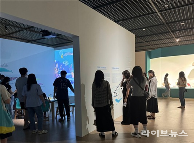 바다의날 30주년 특별기획전 고래와 인간을 찾은 관람객들이 고래 울음소리 청각 체험과 고래 그림 라이브 스케치 체험을 하고 있다.(사진=국립인천해양박물관)