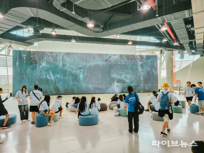 방학을 맞아 박물관을 찾은 관람객들이 전시해설사의 설명을 들으며 테마전시 고래 안의 고래를 관람하고 있다.(사진=국립인천해양박물관)