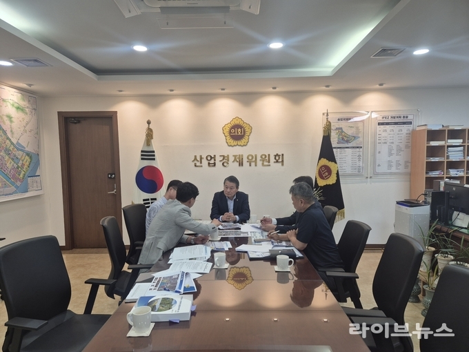 인천시의회 산업경제위원회가 서구 심곡천의 수질 개선과 친수공간 조성을 주제로 간담회를 진행하고 있다.(사진=인천시의회)