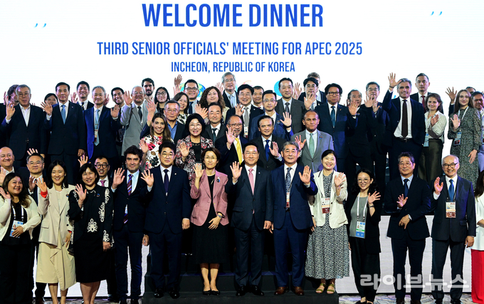 유정복 인천시장(앞줄가운데)이 중구 인스파이어리조트에서 열린 'APEC 제3차 고위관리회의 만찬'에서 기념촬영을 하고 있다.(사진=인천시)