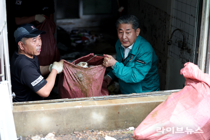 인천시의회 정해권 의장(오른쪽)이 기록적인 폭우로 피해를 입은 인천 서구 수해 복구 현장을 찾아 피해 상황을 점검하고 복구 인력을 격려했다.(사진=인천시의회)