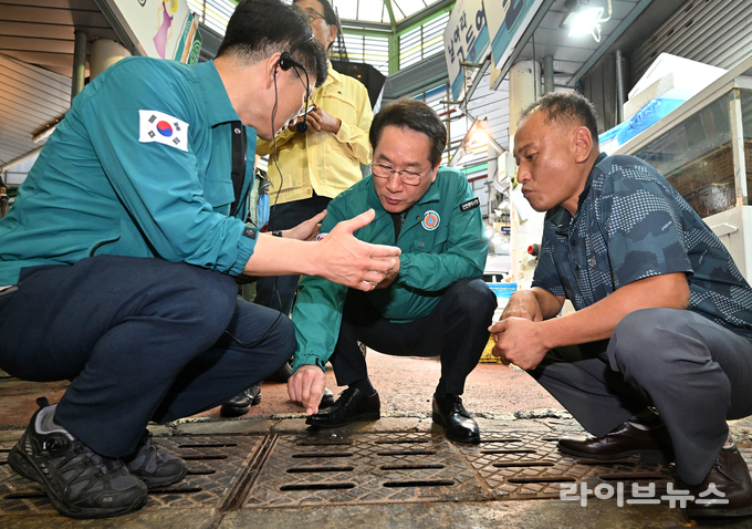 유정복 인천시장(가운데)이 서구 강남시장에서 호우 피해 현장을 점검하고 있다.(사진=인천시)