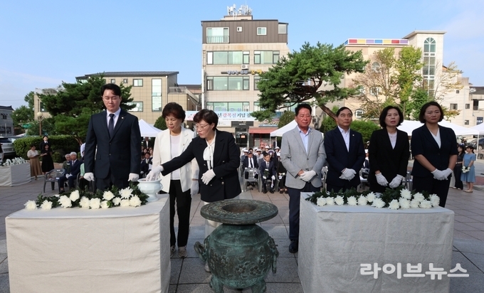 인천시 계양구의회가 제80주년 광복절을 맞아 황어장터 3·1만세운동 기념탑을 찾아 헌화와 분양을 진행하고 있다.(사진=인천계양구의회)