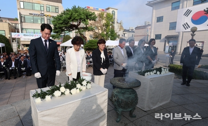 인천시 계양구의회가 제80주년 광복절을 맞아 황어장터 3·1만세운동 기념탑을 찾아 헌화와 분양을 진행하고 있다.(사진=인천계양구의회)