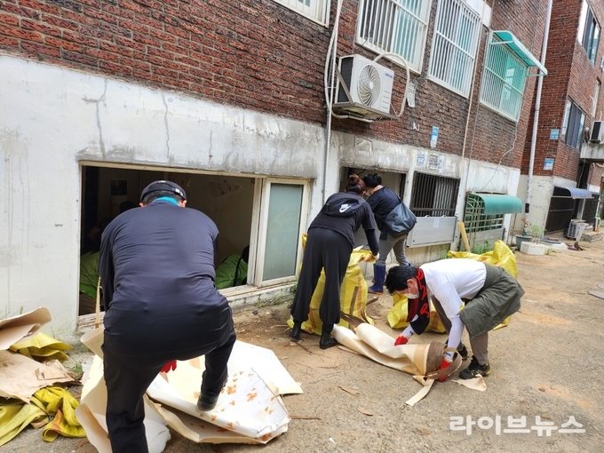 직접 수해 쓰레기를 정비하고 있는 강범석 서구청장(오른쪽)의 모습.(사진=인천서구)