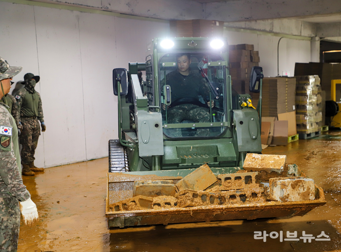 육군 제 17보병사단 장병들이 인천시 부평구 청천동에서 공병 장비를 투입해 수해복구 작업을 하고있다.(사진=육군17사단)