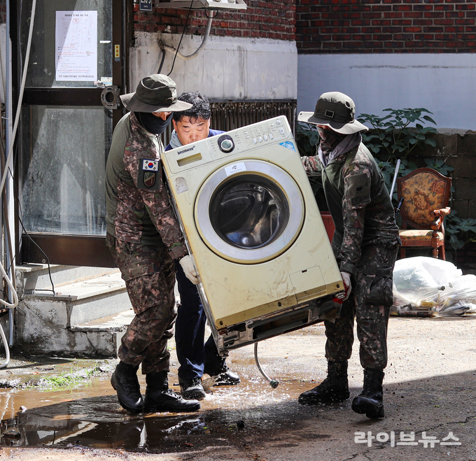 육군 제 17보병사단 장병들이 인천시 서구 석남동에서 지하 침수피해를 받은 주민들을 위해 침수된 민가 시설과 가전집기류 정리중에 있다..(사진=육군17사단)