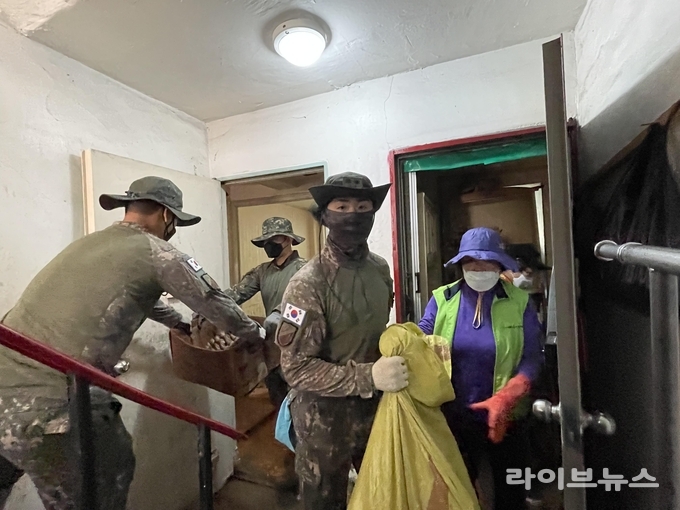 육군 제 17보병사단 장병들이 인천시 서구 석남동에서 지하 침수피해를 받은 주민들을 위해 침수된 민가 시설과 가전집기류 정리중에 있다.(사진=육군17사단)