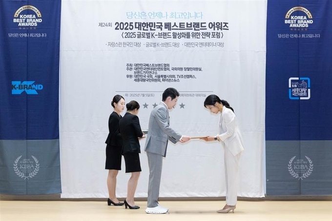 2025 대한민국 베스트브랜드 어워즈 수상 중인 광덕안정한방병원 강남점 김경민 대표원장 / 사진제공=광덕안정