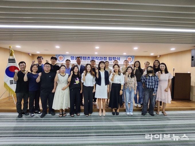 한국폴리텍대학 광명융합기술교육원이 대강당에서 2025학년도 이주배경구직자 직업교육과정 입학식을 진행하고 기념촬영을 하고 있다.(사진=한국폴리텍대학 광명융합기술교육원)