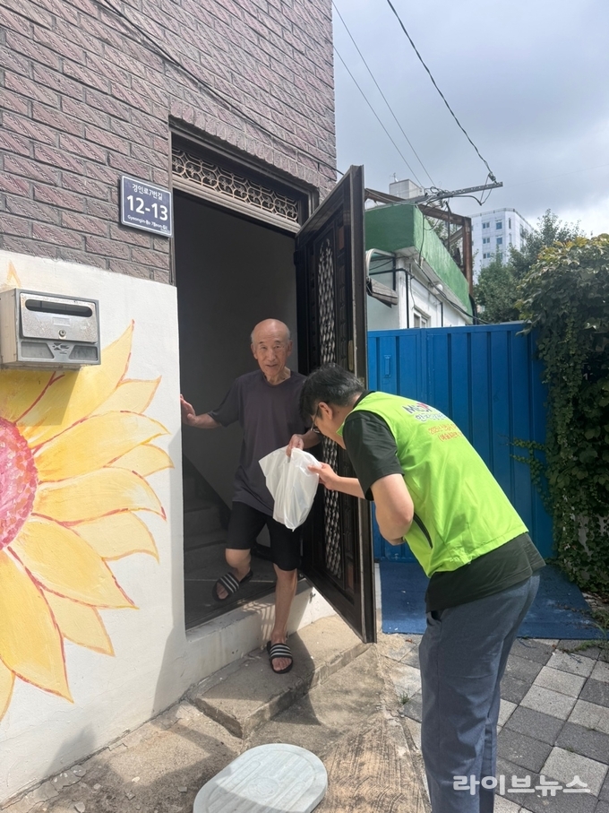 한국건강관리협회 인천시지부가 인천숭의종합사회복지관과 협력해 미추홀구 내 도움이 필요한 어르신 가구를 대상으로 맛드림 반찬 배달 봉사활동을 진행했다.(사진=한국건강관리협회 인천시지부)