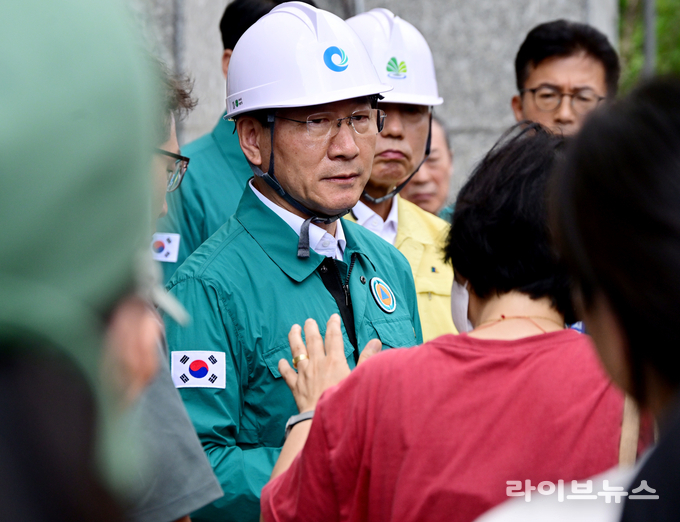 유정복 인천시장이 계양구 집중호우 피해 현장을 찾아 복구상황을 점검하고 주민들의 건의사항을 듣고 있다.(사진=인천시)