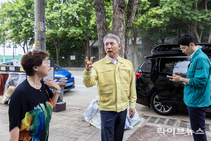 윤환 계양구청장(가운데)이 침수 피해가 컸던 병방동 화훼농원과 임학동 빌라 밀집지역을 직접 찾아 피해 상황을 점검하고 있다.(사진=인천계양구청)