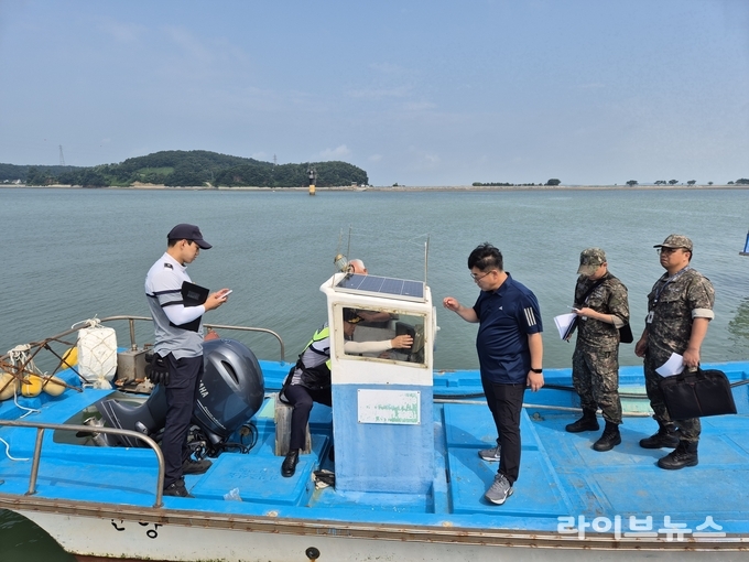 강화군이 주문도, 볼음도, 아차도 일대에서 어선을 대상으로 인천해역방어사령부 주관으로 강화군과 인천해양경찰서가 참여한 합동 점검을 진행했다.(사진=강화군)