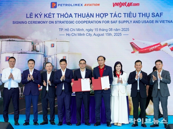 비엣젯항공 또 비앳 탕 부사장(TO Viet Thang, 오른쪽)과 페트롤리멕스항공 응우옌 반 혹CEO(Nguyen Van Ho, 왼쪽)가 SAF 협약에 서명하고 있다.