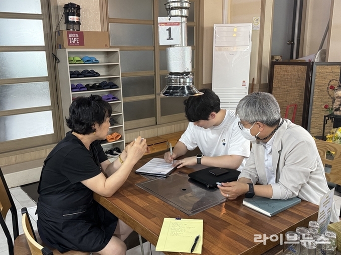(재)고창식품산업연구원이 지역 농가와 식품기업을 직접 찾아 애로사항을 청취하고, 연구개발·위탁생산 등 협력 방안을 논의하고 있다.(사진=고창식품산업연구원)