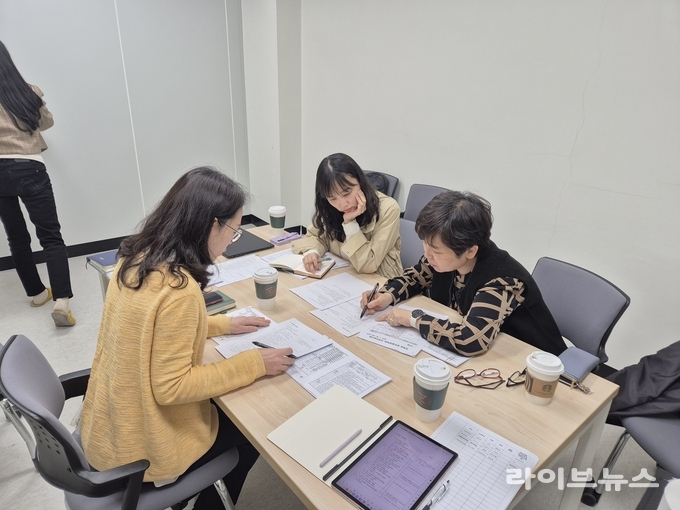 (재)고창식품산업연구원이 지역 농가와 식품기업을 직접 찾아 애로사항을 청취하고, 연구개발·위탁생산 등 협력 방안을 논의하고 있다.(사진=고창식품산업연구원)