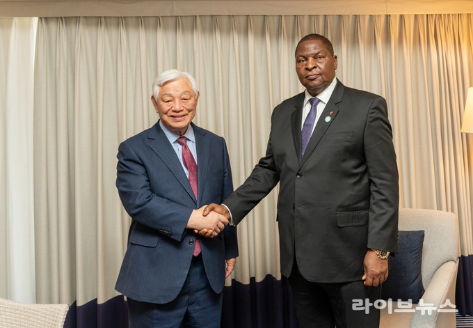 박옥수 IYF 설립자(왼쪽)가 일본 요코하마에서 포스탱 아르샹주 투아데라 대통령과 만나 청소년 역량 강화와 국가 발전을 위한 협력 의지를 확인하고 기념촬영을 하고 있다.(사진=IYF)