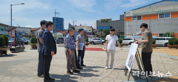 인천시가 동구·계양구·부평구 일대의 주요 도시재생 및 도심 공공주택 복합사업 현장을 차례로 방문해 추진 상황을 점검하고 있다.(사진=인천시)