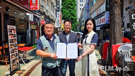 좌측부터 부천 영화의거리 상인회 회장 박광용, 현 부천 문화재단 한병환, 우동페이 총괄 실장 최세미.