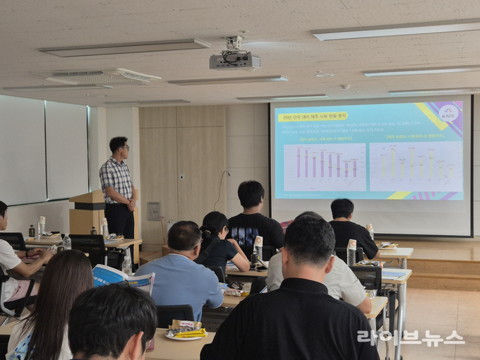 축산물품질평가원 제주지원은 지난 20일 제주양돈농협 축산물종합유통센터 회의실에서 제주양돈농협 성공대학 교육생, 생산자 조합, 임직원 등 20여 명을 대상으로 ‘제주 양돈산업 품질관리 및 탄소 저감기술 교육’을 실시했다.