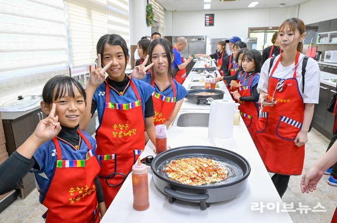 전국 초등학교 소프트테니스 대회에 참가한 일본 쿠라시키 선수단이 고추장 민속마을 장류 체험관을 찾아 전통 발효문화를 직접 체험했다.(사진=순창군)