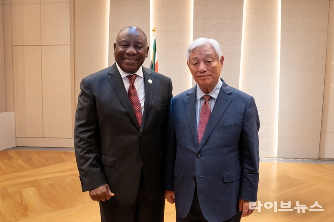 시릴 라마포사(Matamela Cyril Ramaphosa) 남아프리카공화국 대통령(왼쪽)과 박옥수 국제청소년연합(IYF) 설립자가 일본 요코하마에서 면담을 갖고 기념촬영을 하고 있다.(사진=IYF)