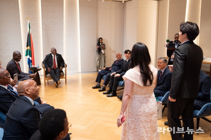 시릴 라마포사(Matamela Cyril Ramaphosa) 남아프리카공화국 대통령과 박옥수 국제청소년연합(IYF) 설립자의 면담이 화기애애한 분위기 속에 진행되고 있다.(사진=IYF)