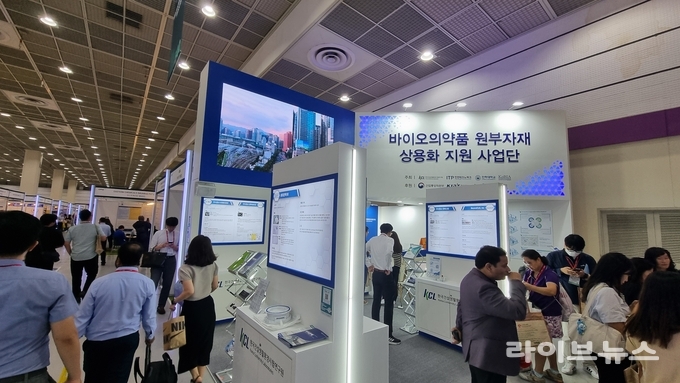지난해 운영된 바이오의약품 원부자재 상용화 지원사업 홍보관.(사진=인천테크노파크)