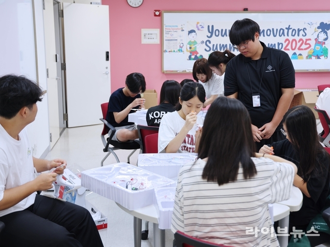 조지메이슨대학교 한국캠퍼스(George Mason University Korea)는 인천 지역 초·중·고등학생 80명을 대상으로 한 2025 영 이노베이터 여름 캠프(Young Innovators Summer Camp 2025)를 성료했다.(사진=조지메이슨대학교 한국캠퍼스)