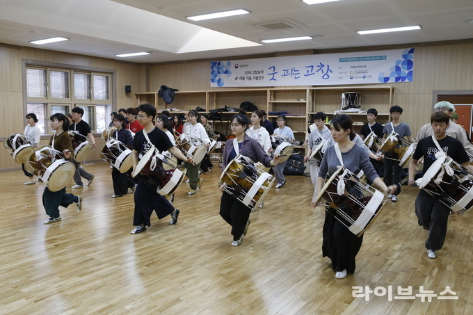 고창농악을 전수받는 학생들.(사진=고창군)