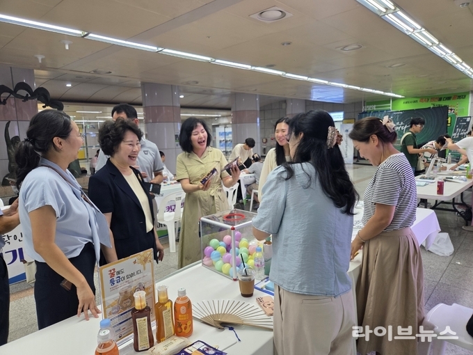 축산물품질평가원 대전충남지원은 22일 대전시청역 광장에서 “불을 끄고 별을 켜다”라는 슬로건으로 개최된 ‘제 22회 에너지의 날’ 행사에 참여했다.