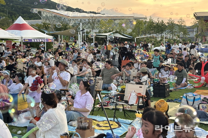 순창발효관광재단이 여름방학을 맞아 마련한 가족형 여름축제 꼬마들의 순창 오락실 행사 모습.(사진=순창군)