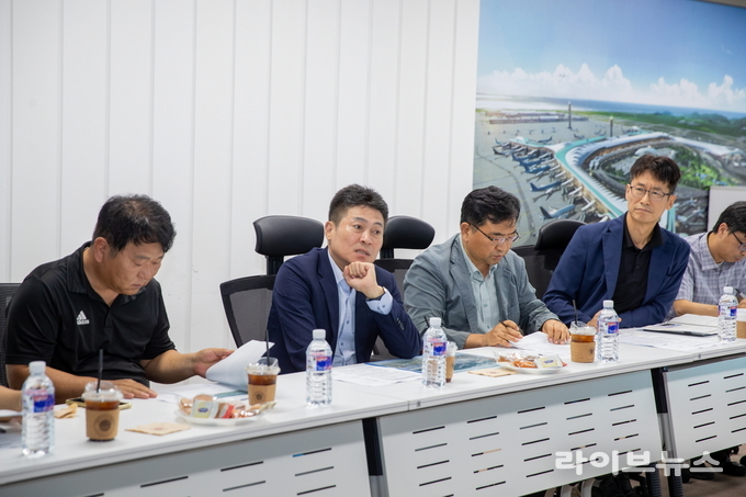 김정헌 인천 중구청장(왼쪽에서 두번째)이 영종국제도시 대표 어항인 삼목항 활성화를 위해 인천국제공항공사를 방문해 관계자들에게 진입도로 개선의 필요성을 설명하고, 주민 불편 해소와 어항 활성화를 위한 공사 차원의 적극적인 협조를 요청했다(사진=인천중구청)