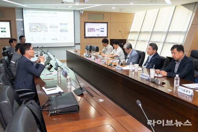 인천시의회 산업경제위원회가 인천 지역 주요 에너지 및 환경 기반시설을 방문해 현장 상황을 점검하고 관계자들의 의견을 청취했다.(사진=인천시의회)
