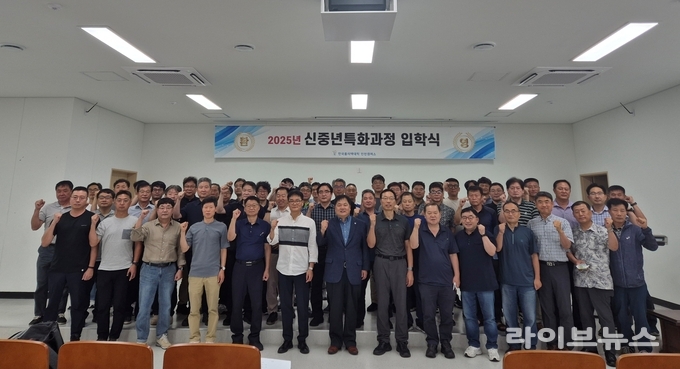 한국폴리텍Ⅱ대학 인천캠퍼스가 신중년특화과정 전기기초 직종 입학식을 진행하고 기념촬영을 하고 있다.(사진=한국폴리텍대학 인천캠퍼스)