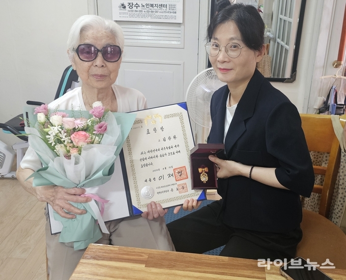 국가보훈부 인천보훈지청이 제80회 광복절을 기념해 독립만세운동에 참여한 공적으로 대통령표창이 추서된 독립유공자 후손에게 훈장을 전수했다.(사진=인천보훈지청)