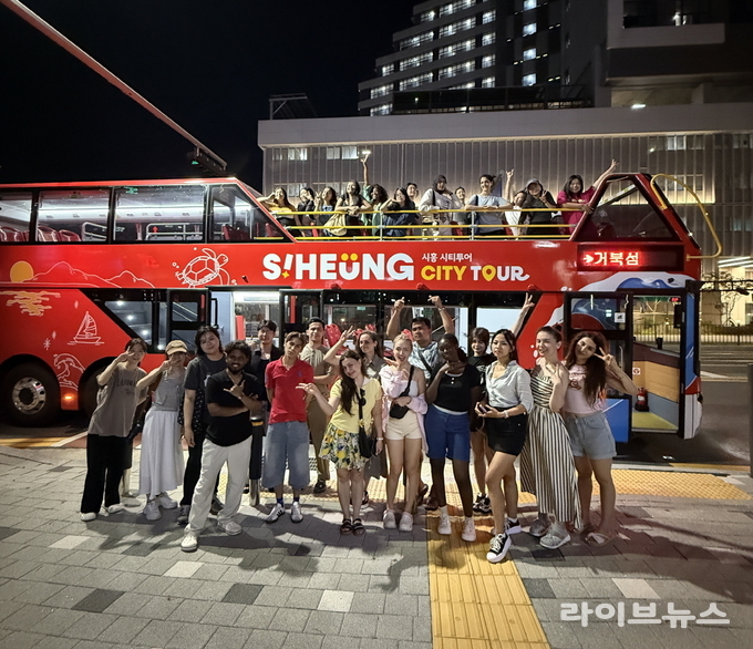 시흥시가 시화호와 거북섬 등 지역 해양관광의 매력을 전 세계에 알리기 위해 경기관광 외국인 서포터즈(오마이경기, O.M.G) 팸투어를 진행했다.(사진=시흥시)