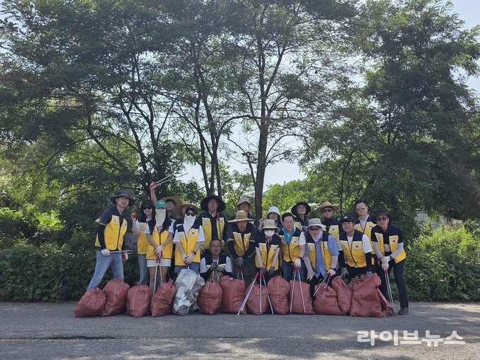 인천대학교 RISE사업단이 ㈜이오시스템, 인천관광공사와 함께 인천 중구 예단포 일대에서 해양환경정화 활동을 진행했다.(사진=인천대학교)