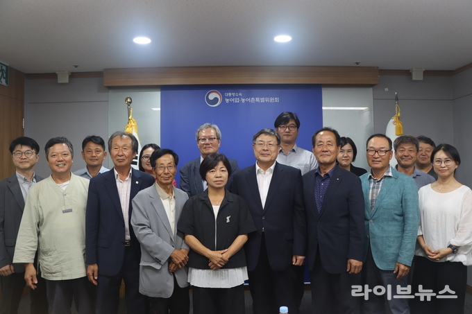 대통령직속 농어업·농어촌특별위원회는 25일, 서울 종로구 소재 농특위 대회의실에서 ‘농업인단체 간담회’를 개최했다.