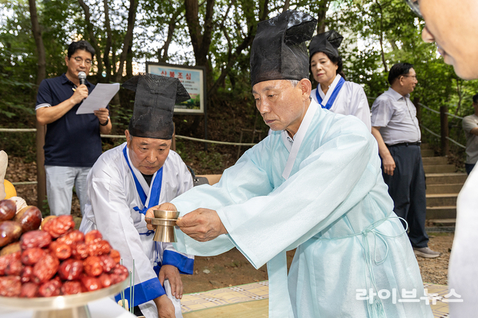 윤환 인천계양구청장이 효성동 도당제에 참석해 잔을 올리고 있다.(사진=인천계양구)