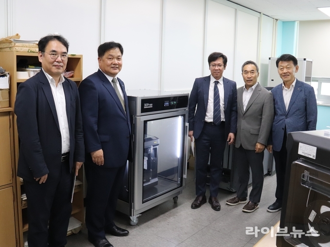 한국폴리텍Ⅱ대학 인천캠퍼스가 ㈜엑스오비와 함께 3D프린터 안전보관함 기증식을 진행하고 기념촬영을 하고 있다.(사진=한국폴리텍Ⅱ대학 인천캠퍼스)