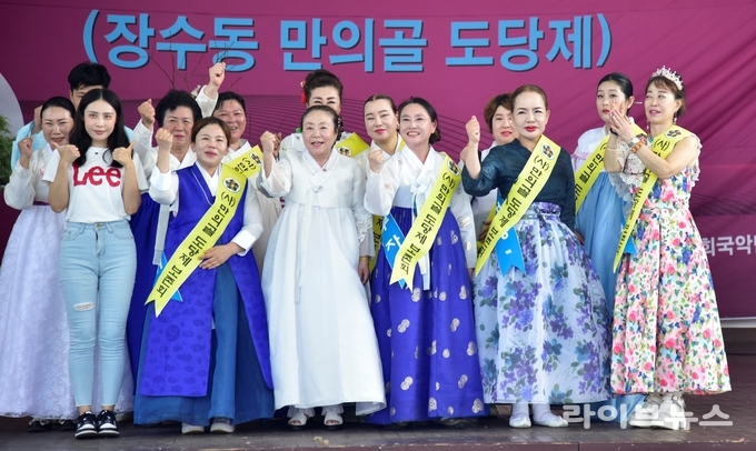 만의골도당제보존회 김혜경 대표(앞줄 왼쪽에서 세번째)와 회원들이 기념촬영을 하고 있다.