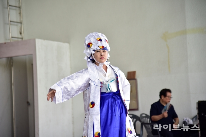 만의골도당제보존회 회원이 공연을 펼치고 있다.