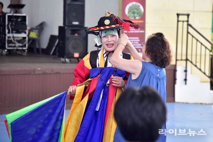 만의골도당제보존회 회원이 공연을 펼치고 있다.